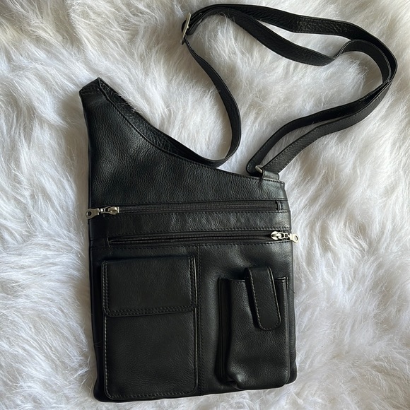 paul & taylor Handbags - Vintage Paul & Taylor Crossbody Leather Purse With Adjustable Strap